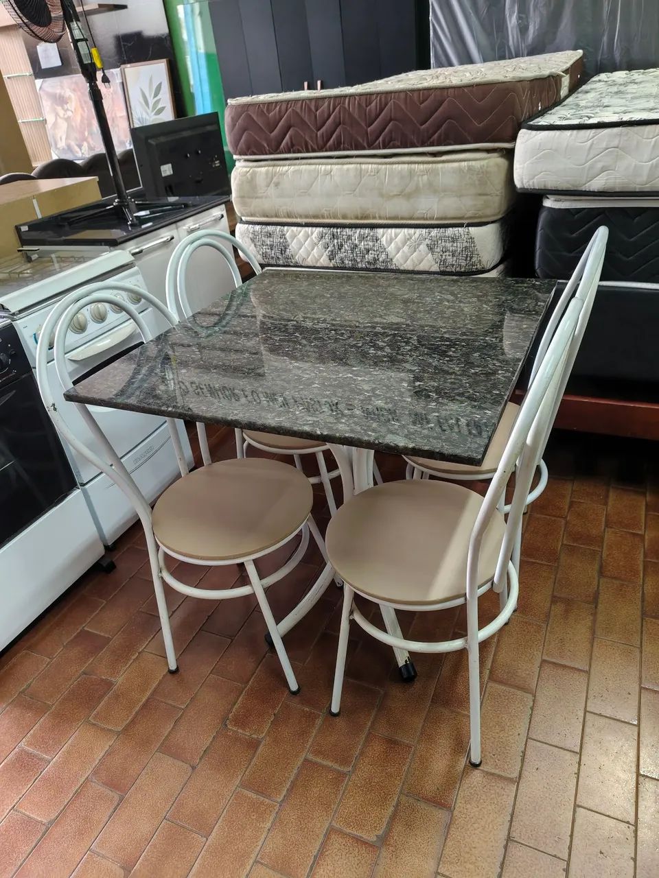 Vendo mesa de granito quadrada com 4 cadeiras  - Foto 2