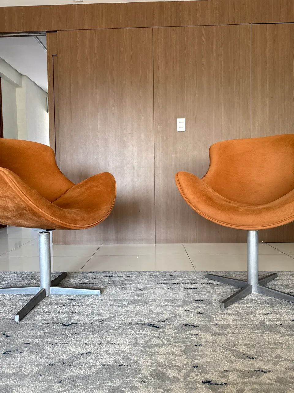 Par de Poltronas Giratórias Caramelo com Base em Aço - Foto 5