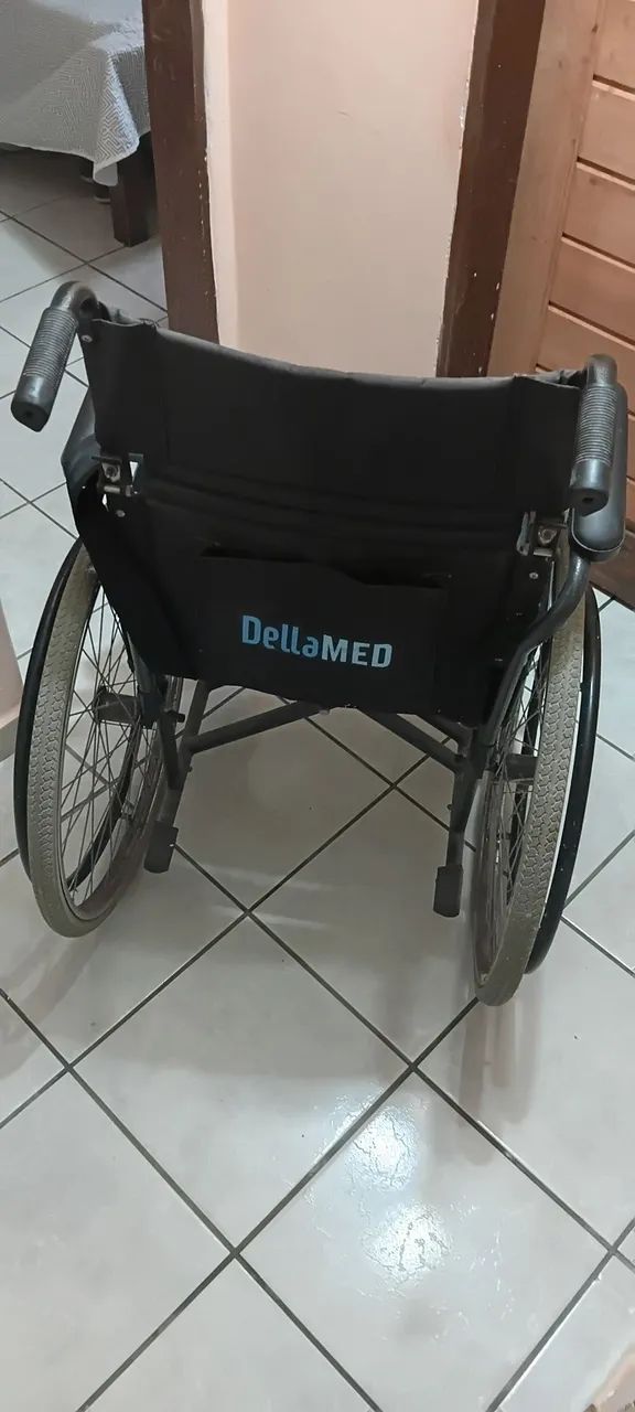 Cadeira de roda super marca da Dellamed - Foto 3