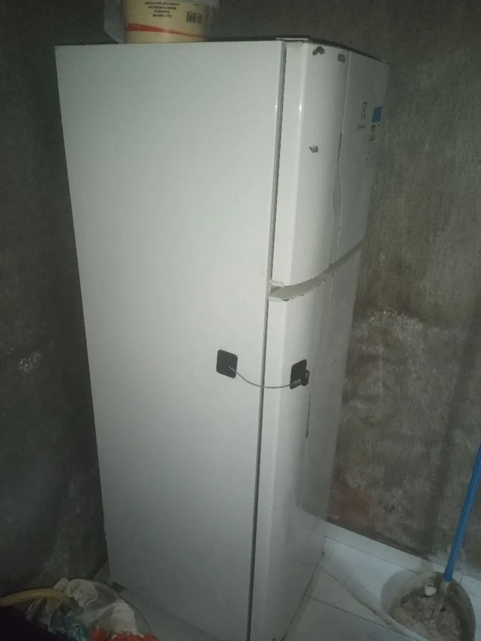 A porta dela caiu só falta botar as dobradiças mas ela gela demais