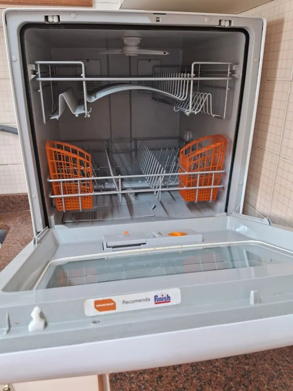 Máquina de lavar louça impecável 