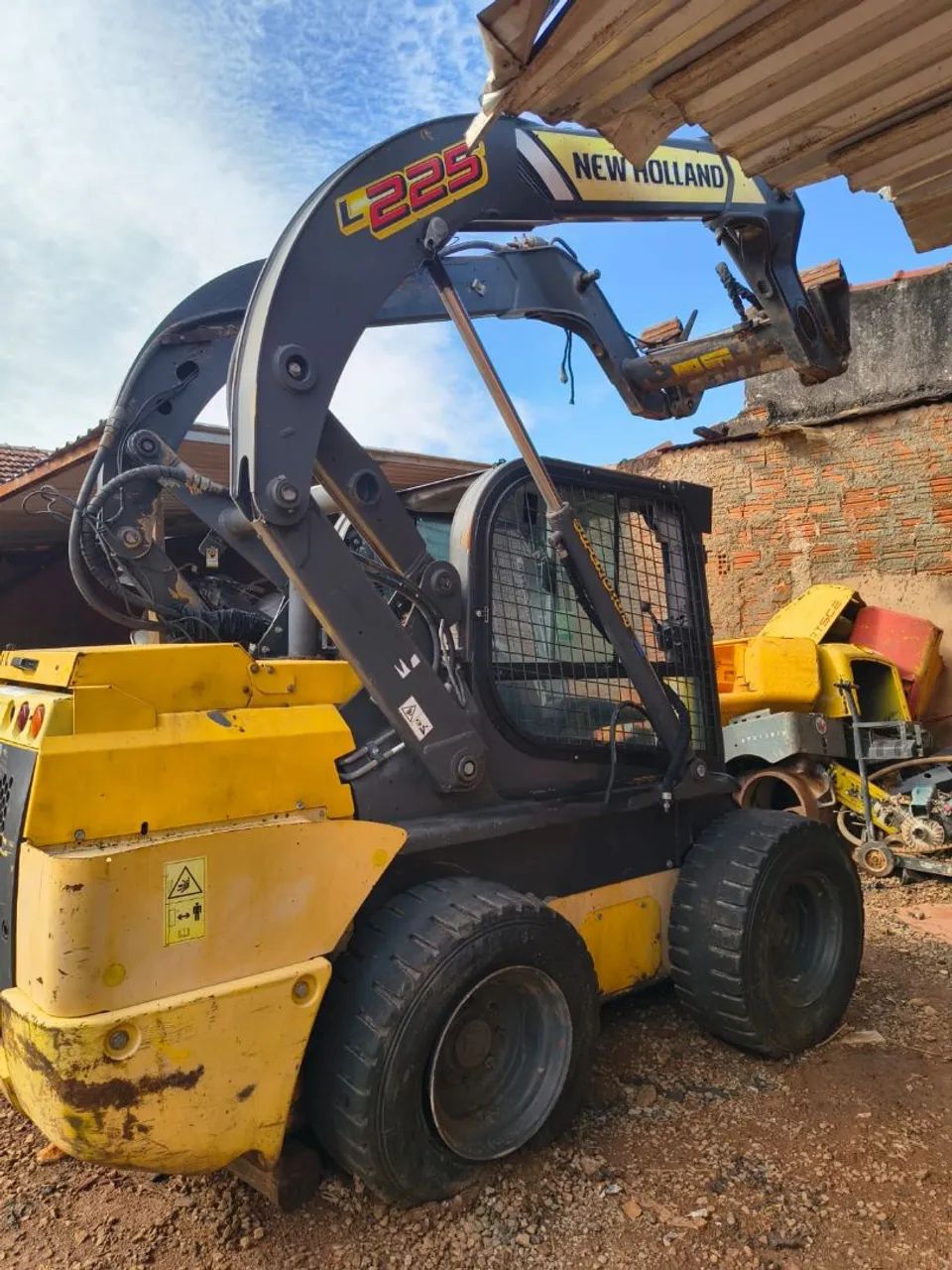 Mini carregadeira new holland l225  sem motor 