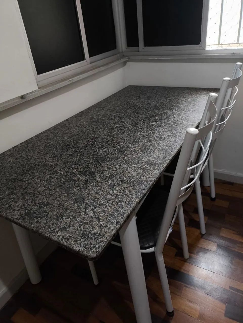 Mesa de marmore com 6 cadeiras 