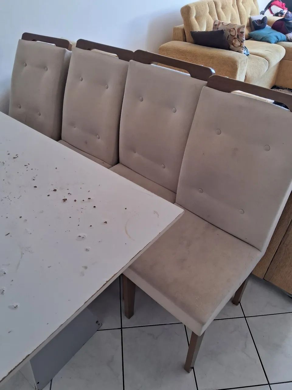 Mesa com quatro cadeiras 