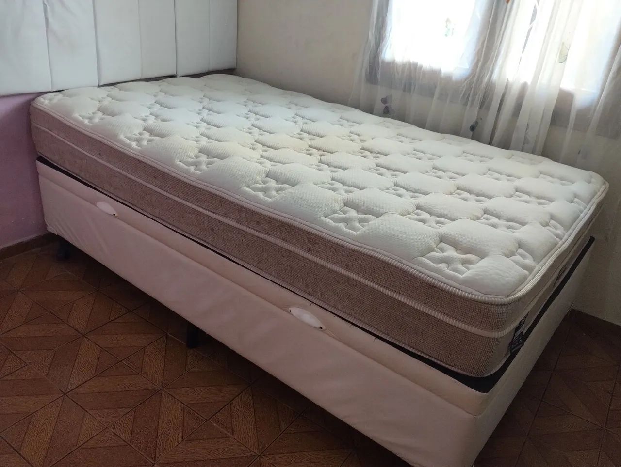 Cama box baú Simmons.