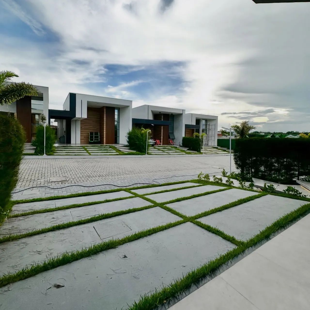 Casa com três suítes no condomínio villas jardins/Eusebio 