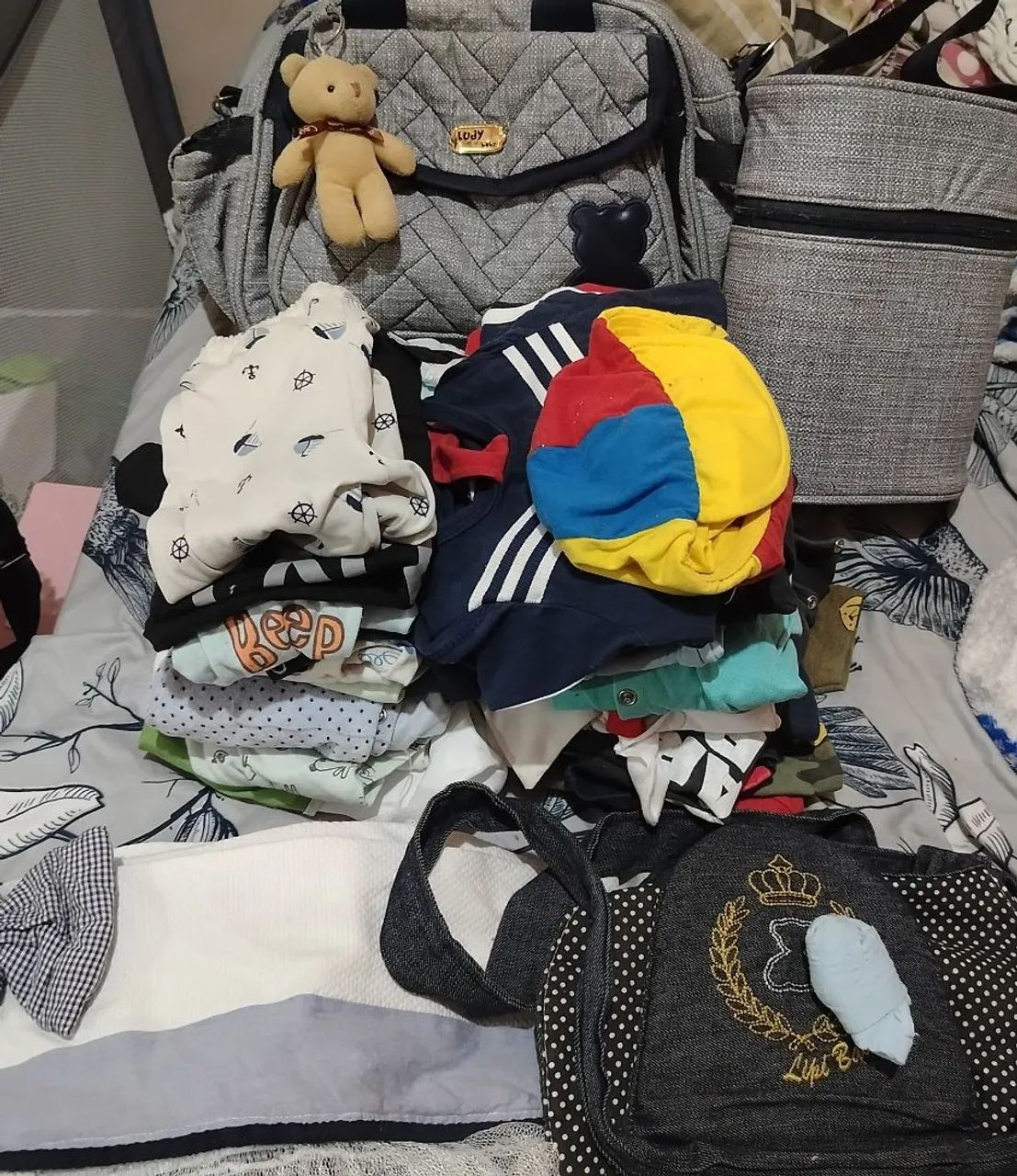 Vendo ítens de bebê menino