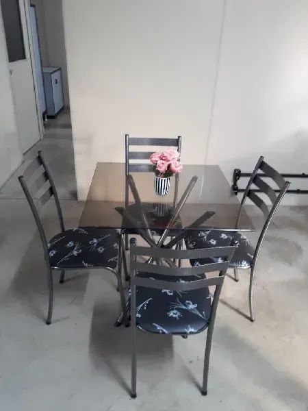MESA COM 4 CADEIRAS