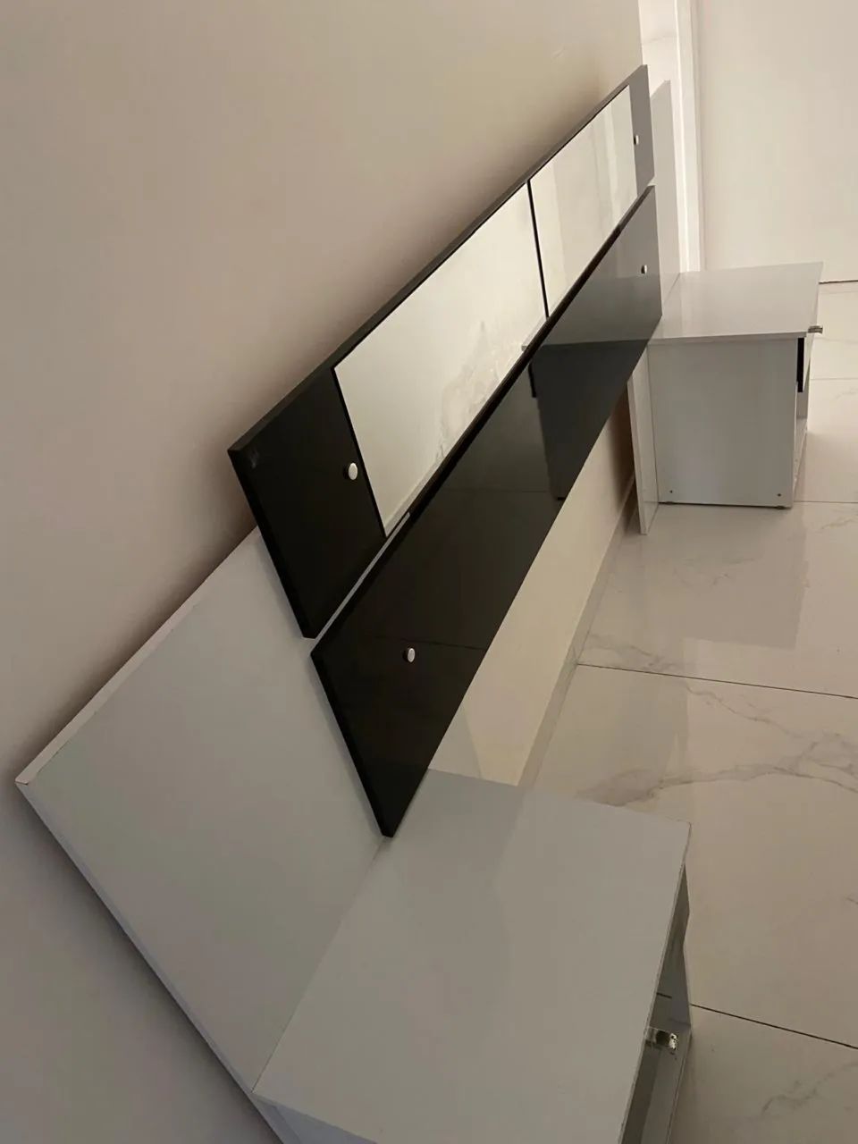 Cabeceira de cama casal em MDF com espelho e criados mudo - Foto 2