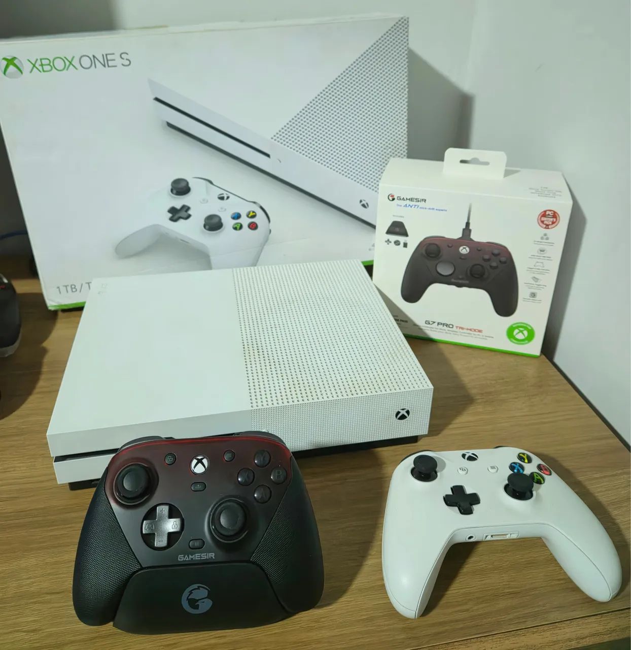 Xbox One S de 1TB e Controle da Gamesir G7 Pro