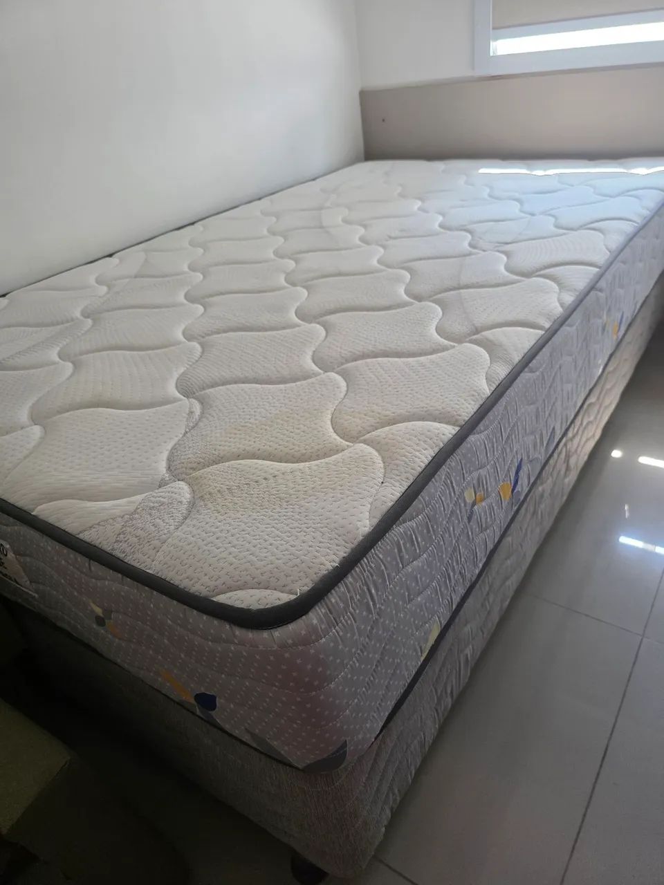 700 reais  Cama box casal, no estado. Colchão macio, de molas e base normal. - Foto 2