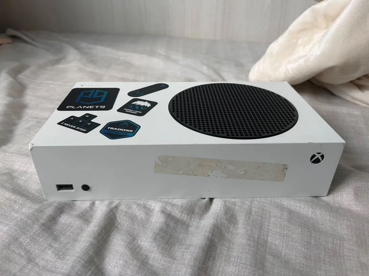 Xbox series sim com 2 controles e caixa.