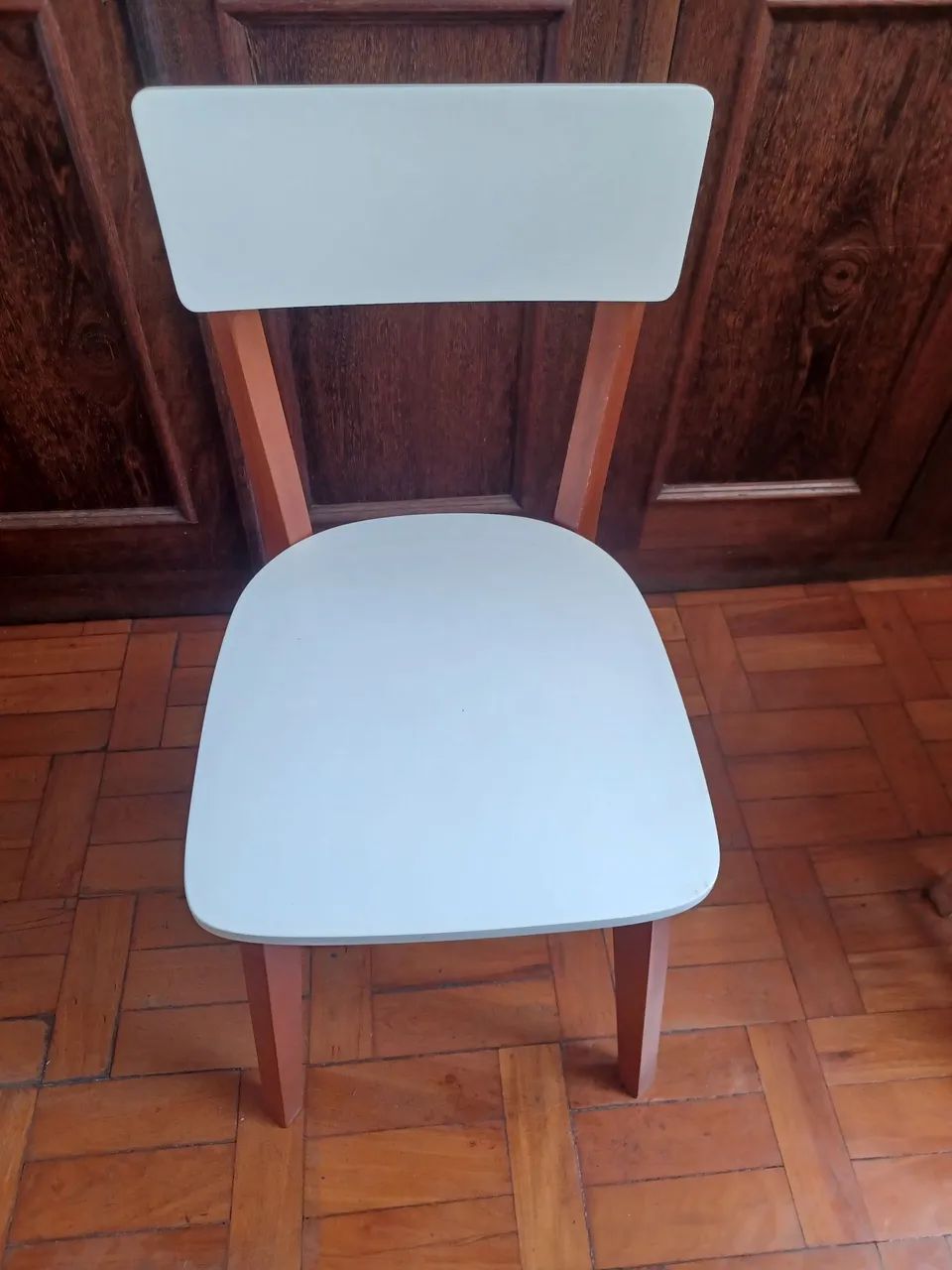 Cadeira de madeira nova.149,00