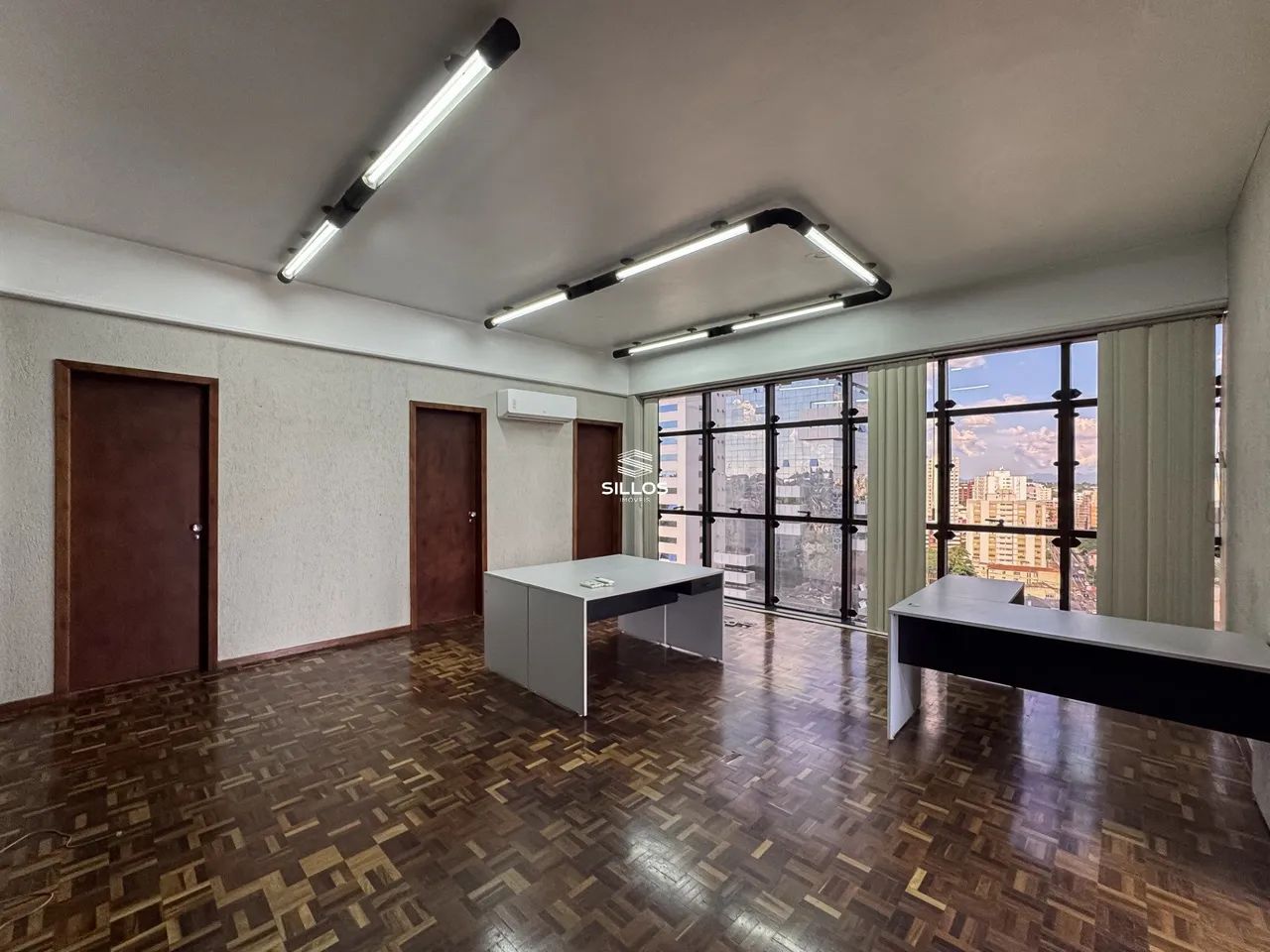Sala comercial com 100 m² para alugar no Centro Cívico em Curitiba