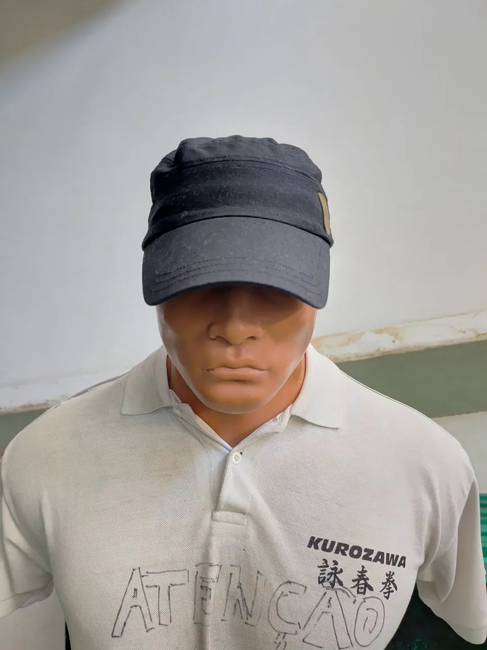 Este boné militar da Adidas é feito de tecido preto e possui um detalhe em - Foto 2