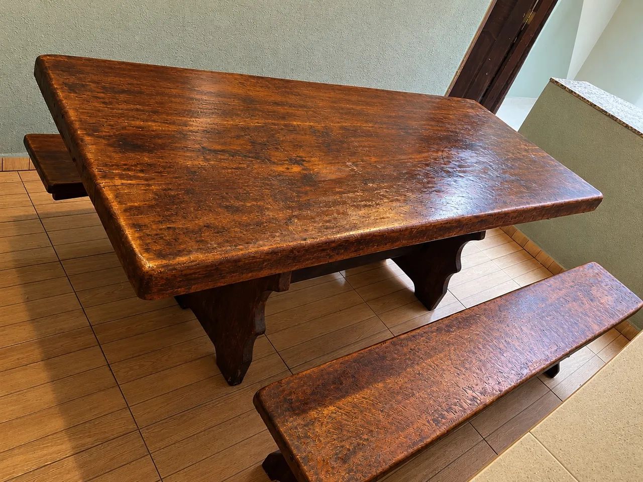 Mesa Rústica de Madeira Maciça com Bancos  - Foto 2