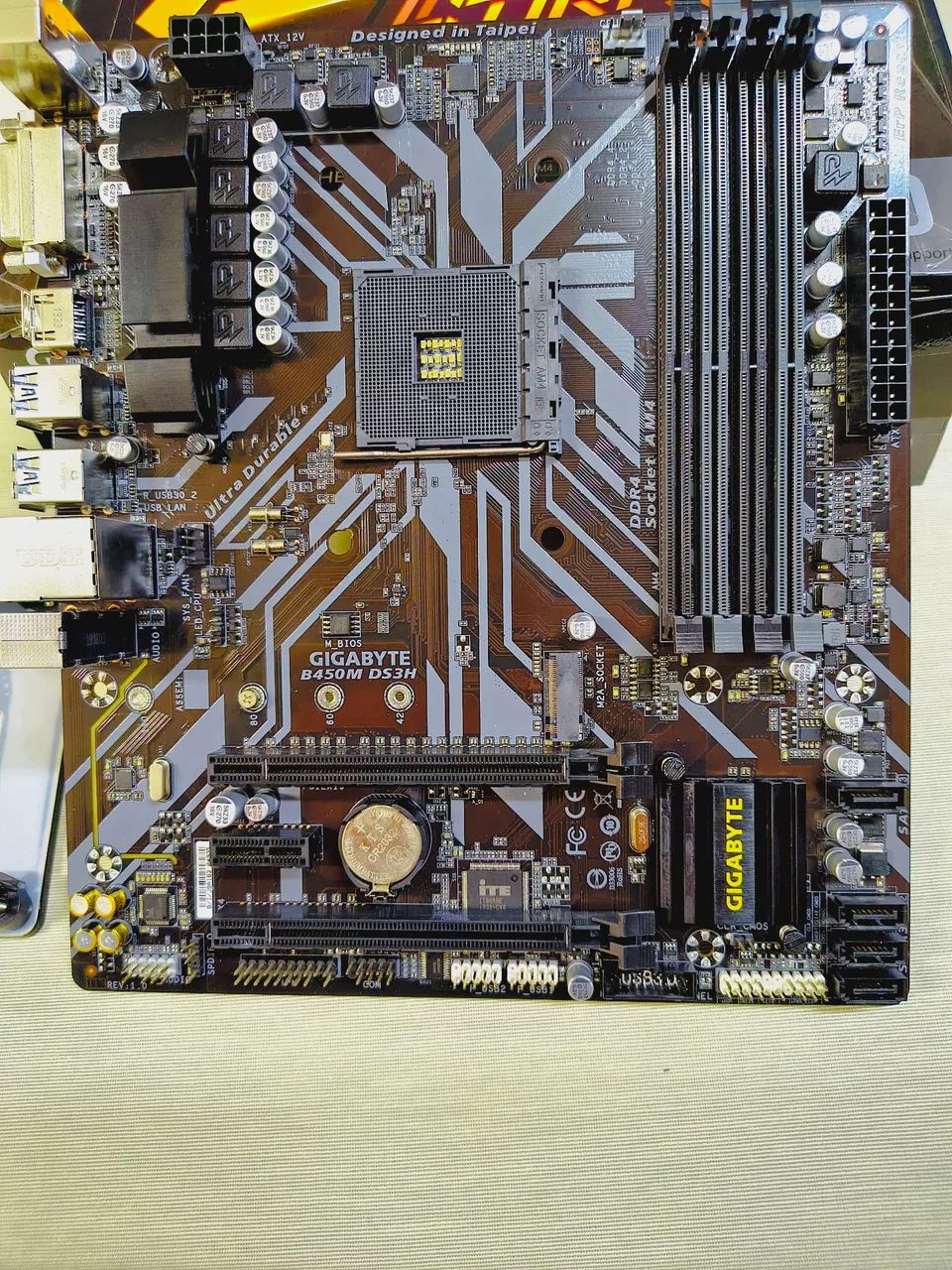 GIGABYTE B450M DS3H  - Foto 2