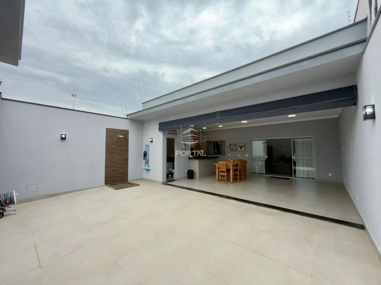 Linda casa térrea, casa nova e moderna, 03 dormitórios 01 suíte, com planejados