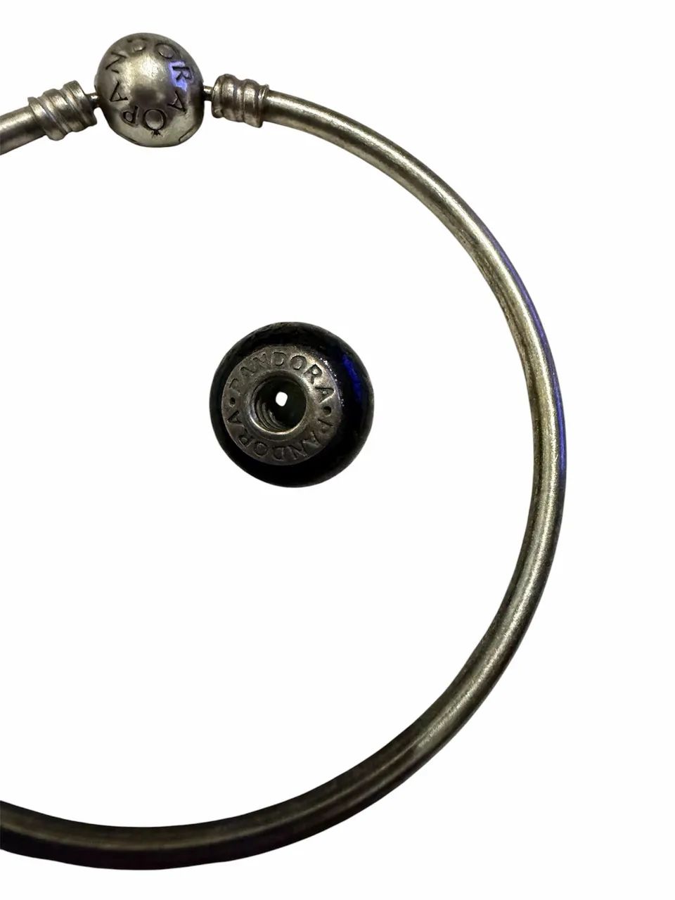 Bracelete Pandora com berloque Pandora 