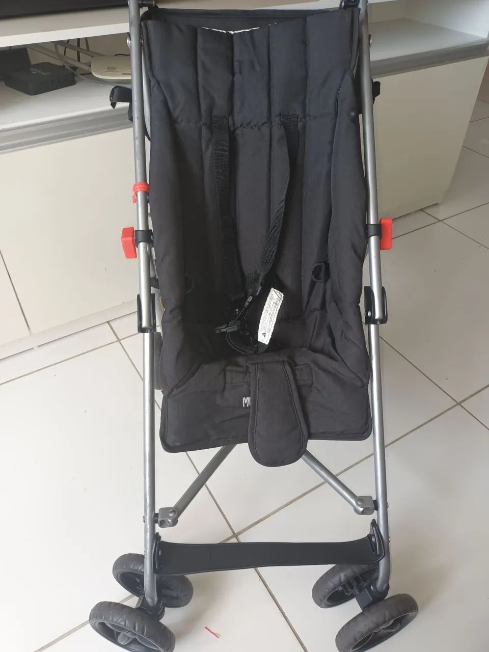 Carrinho bebê tipo guarda chuva.