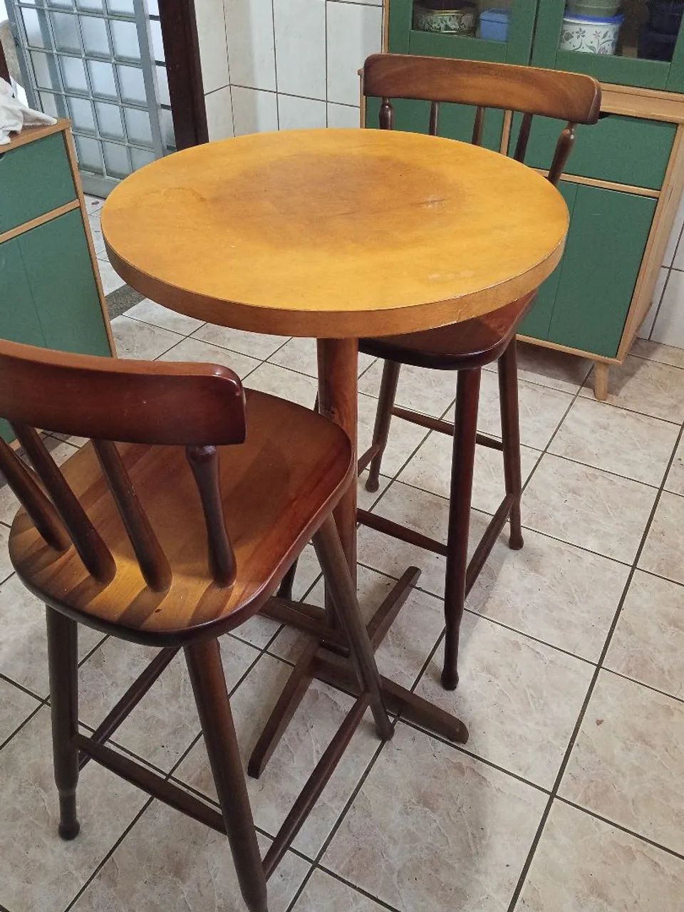 Bistrô de madeira c/ 2 banquetas altas