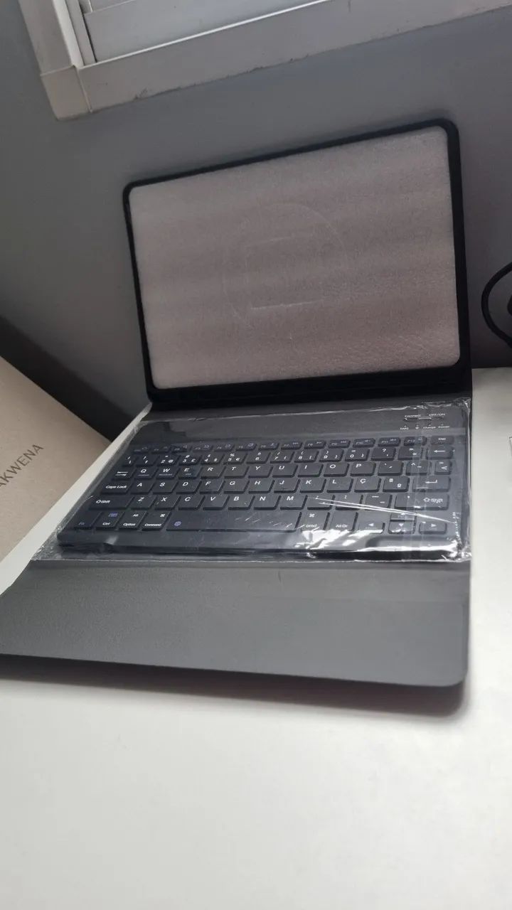 Capa Protetora Premium + Teclado Magnético (com Ç) para LE M11 - Foto 2
