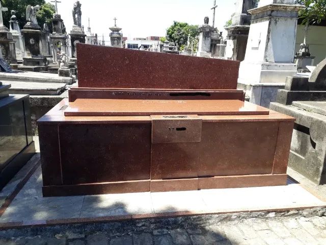 VENDO SEPULTURA-JAZIGO PERPÉTUO CEMITÉRIO SÃO FRANCISCO XAVIER, CAJU PRÓXIMO ADMINISTRAÇÃO