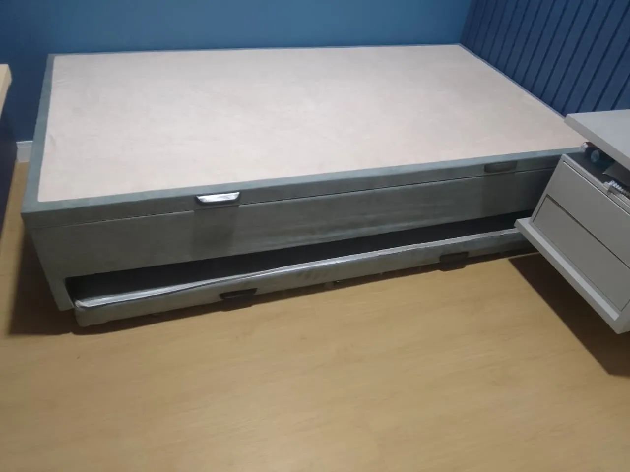 Baú Solteiro Vazado Cinza  Suede - Foto 2