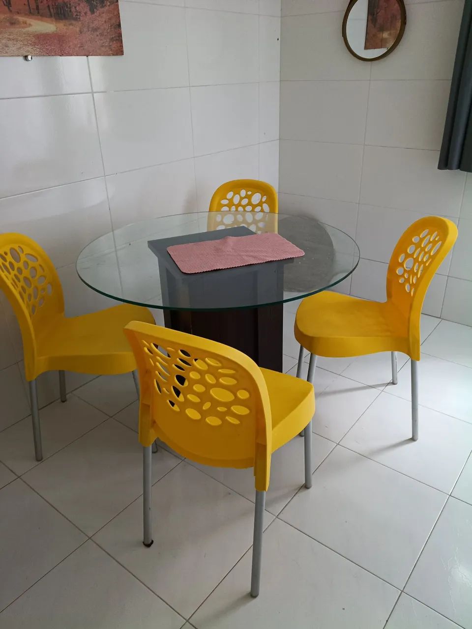 Mesa com 4 com 4 cadeiras 350