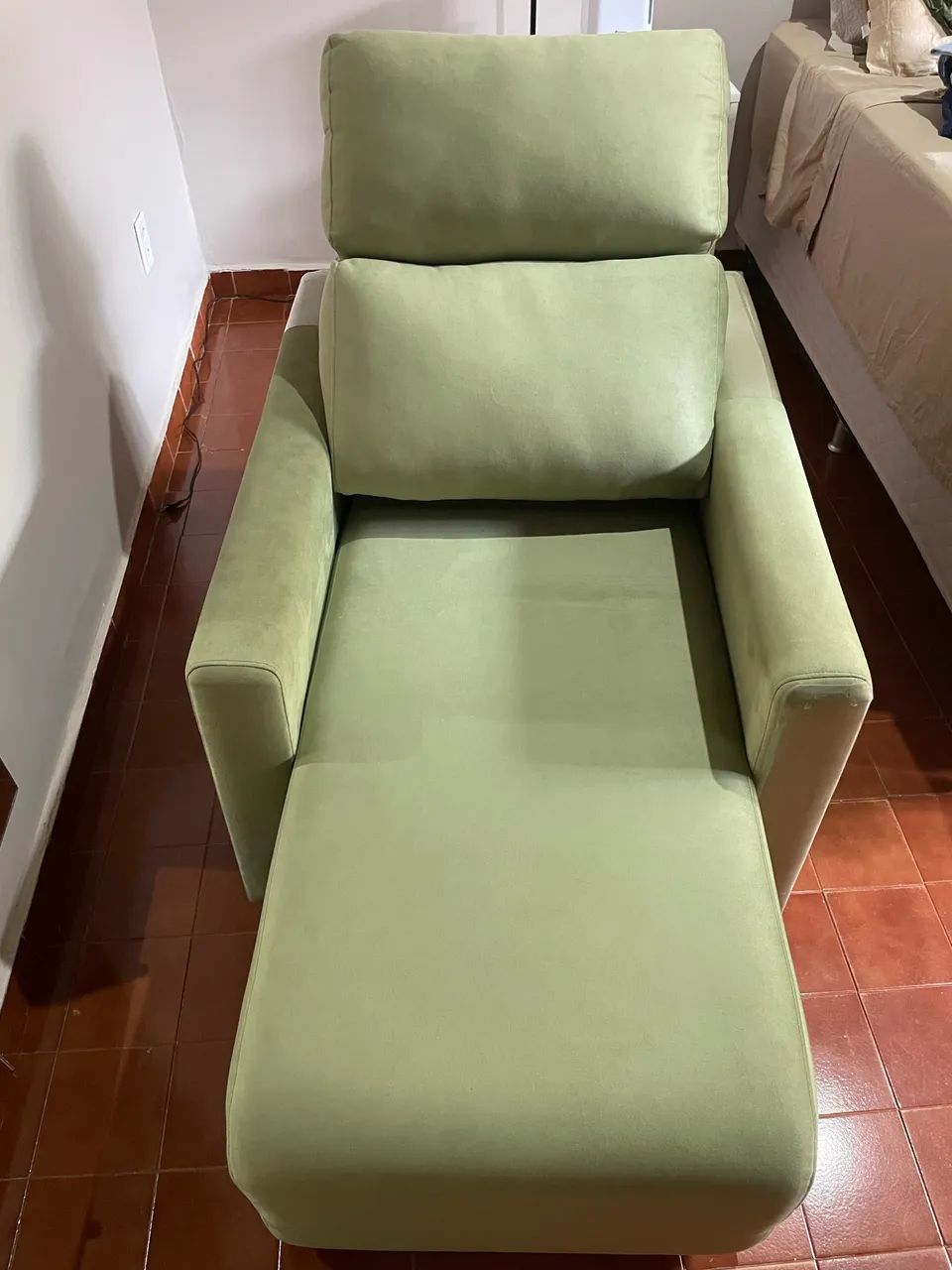 POLTRONA RECLINÁVEL E RETRÁTIL - CONFORTO E ELEGÂNCIA