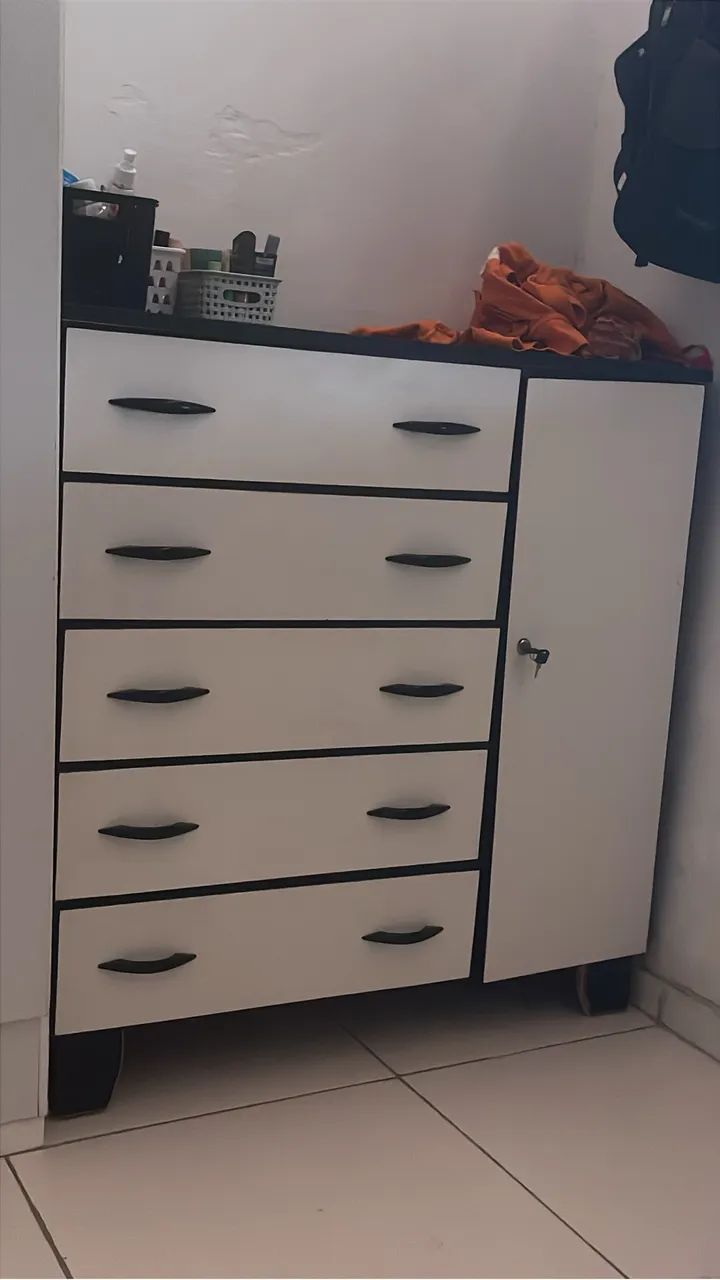 Cômoda semi nova 