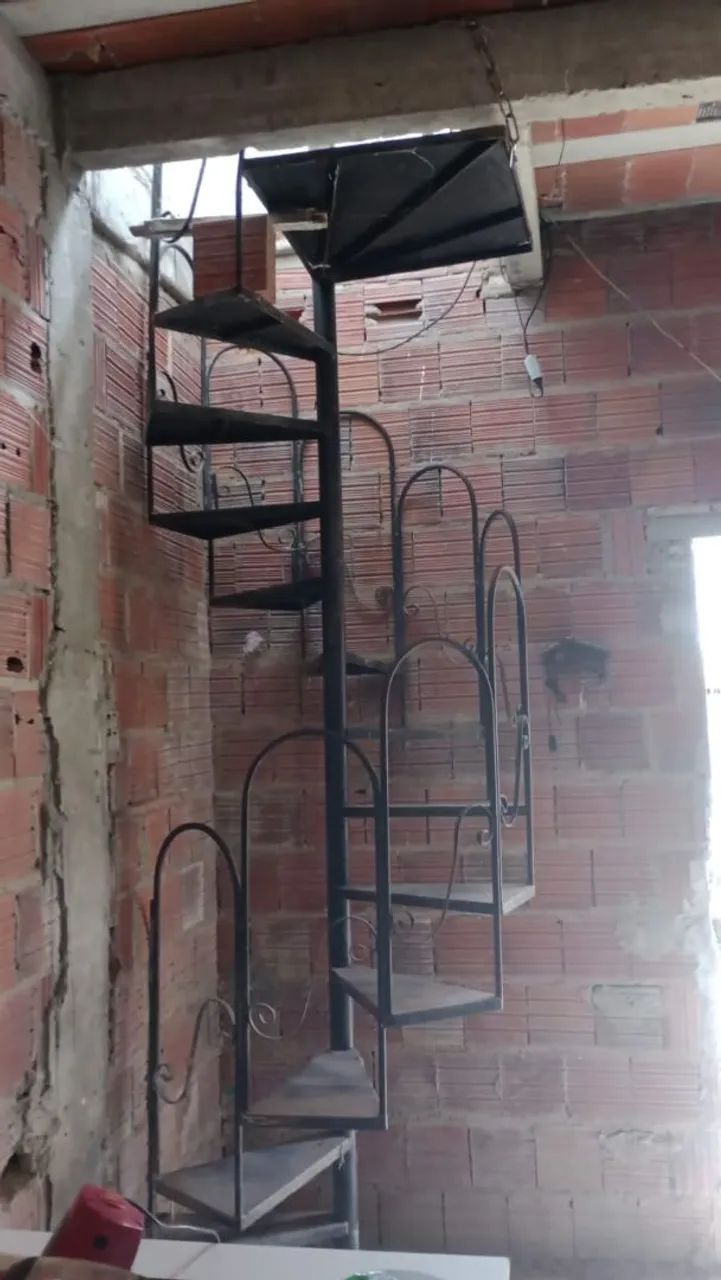 Escada espiral de ferro  - Foto 2