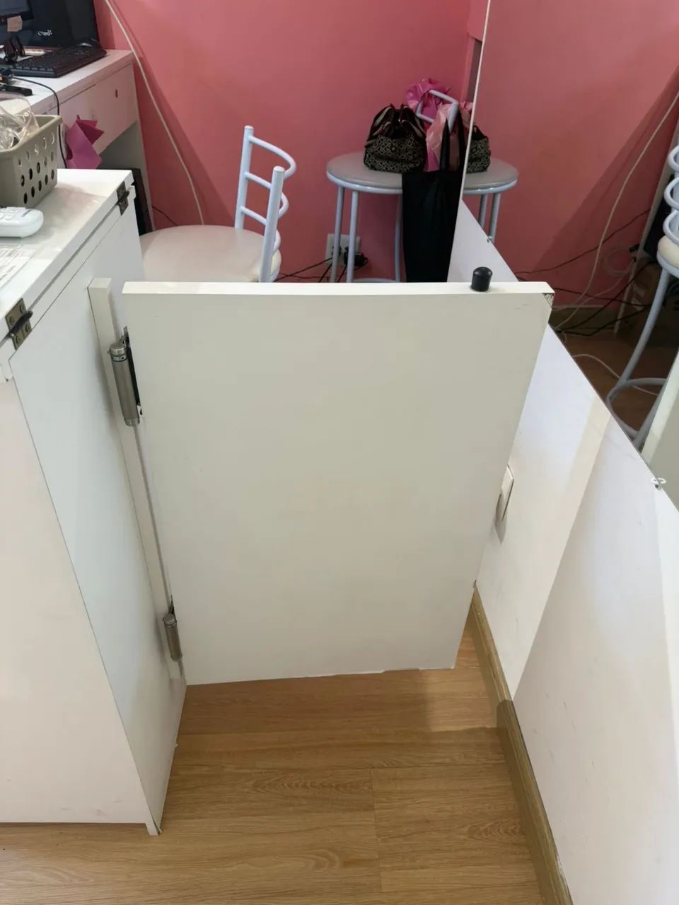 Balcão de Atendimento em Marcenaria Branca com Nichos e Gavetas com Tranca - Foto 2