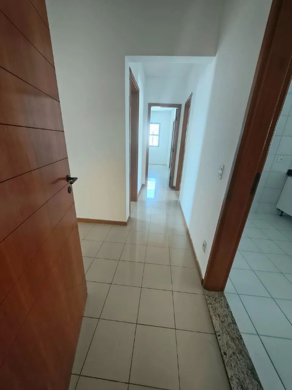 Amplo apartamento com 4 suítes, todas com sacada e 2 vagas de garagens - Foto 4