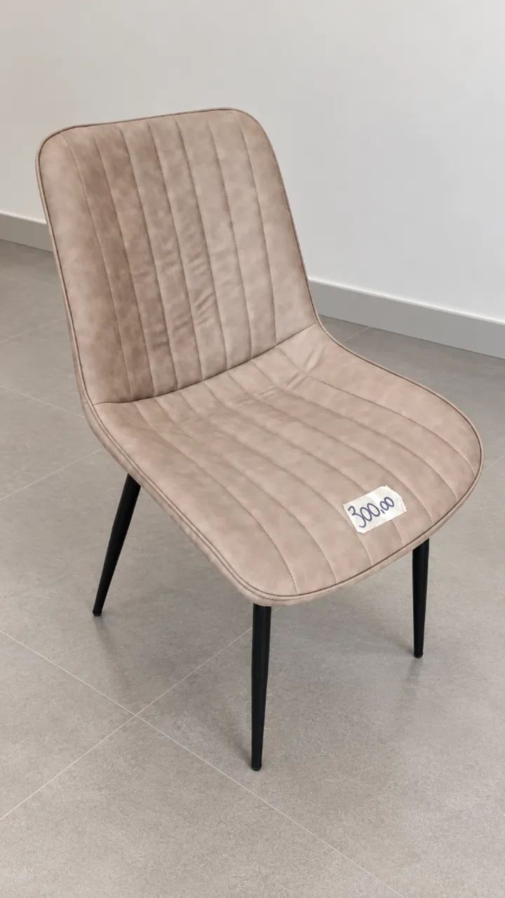 Cadeira Vintage Estofada Para Quarto Ou Sala De Espera