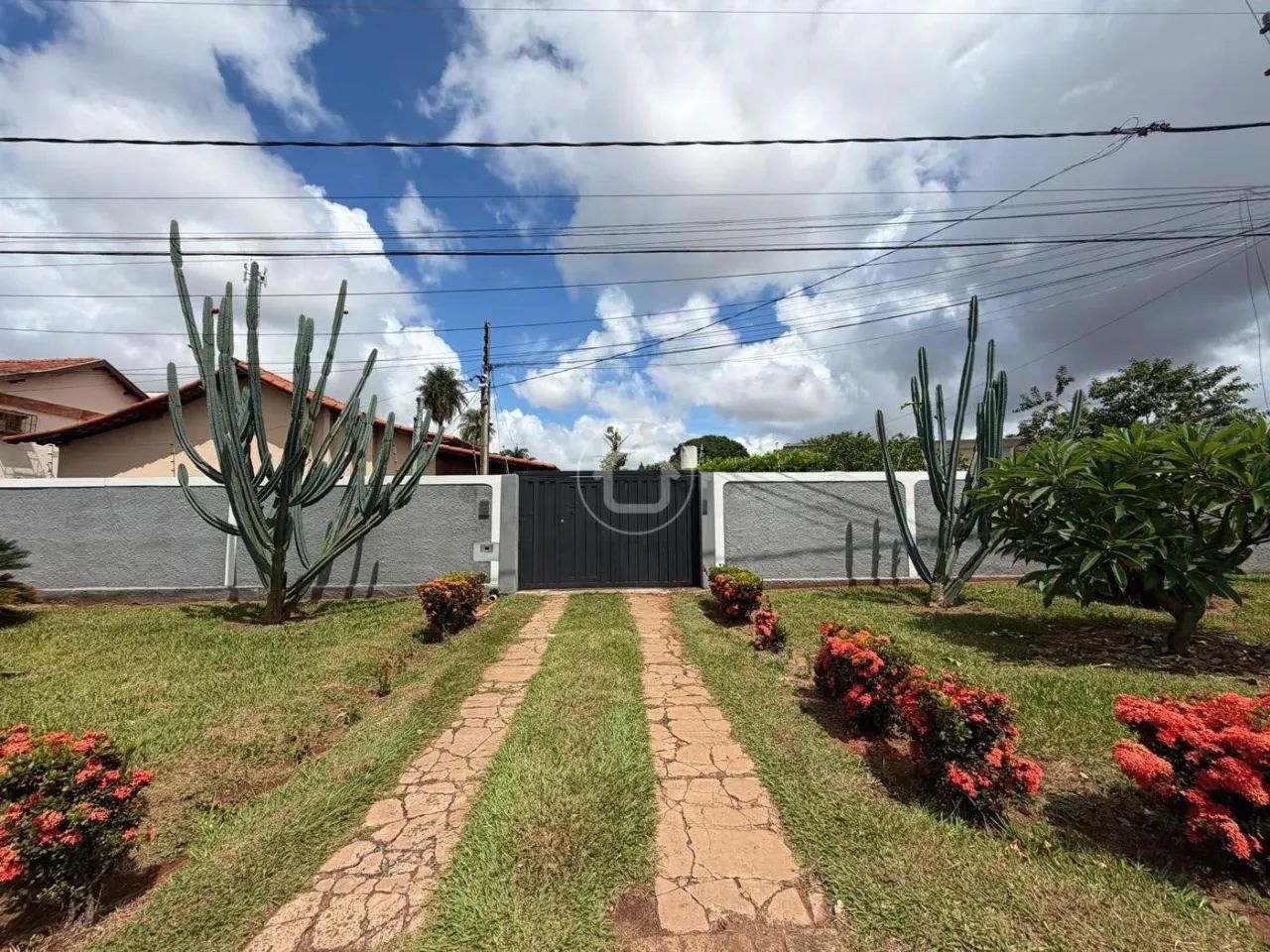 CASA TÉRREA COM EDÍCULA
