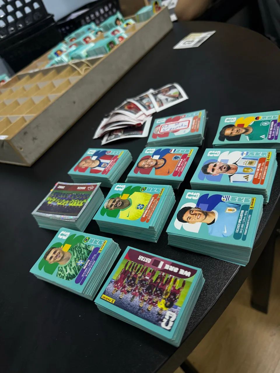 Kit com 590 figurinhas copa 2026 - Foto 2