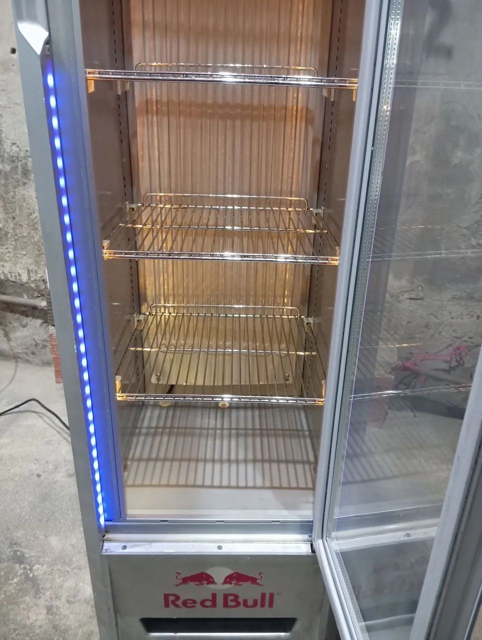 Vendo expositor red Bull funcionando perfeitamente 