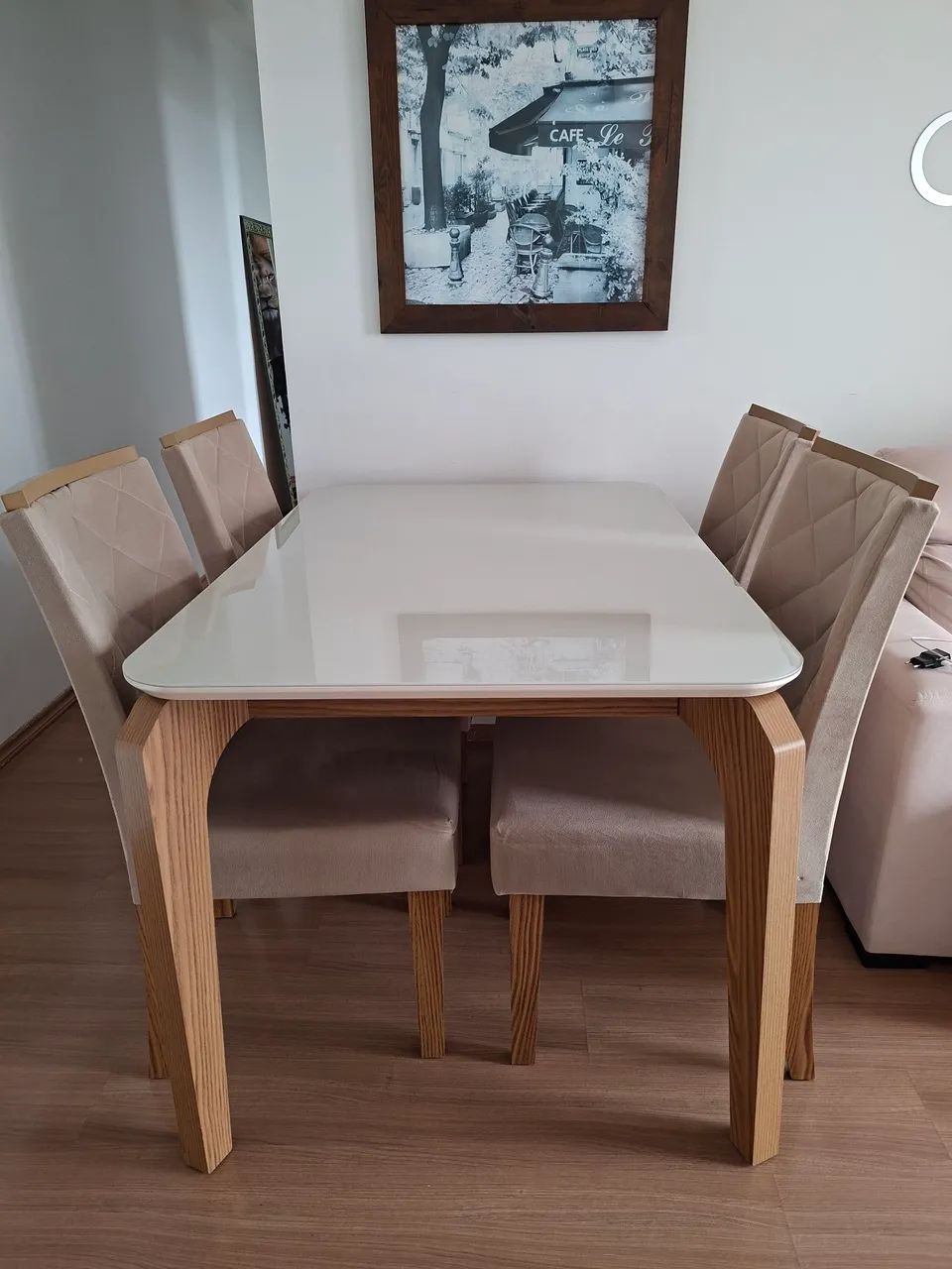 Mesa de jantar com 4 lugares