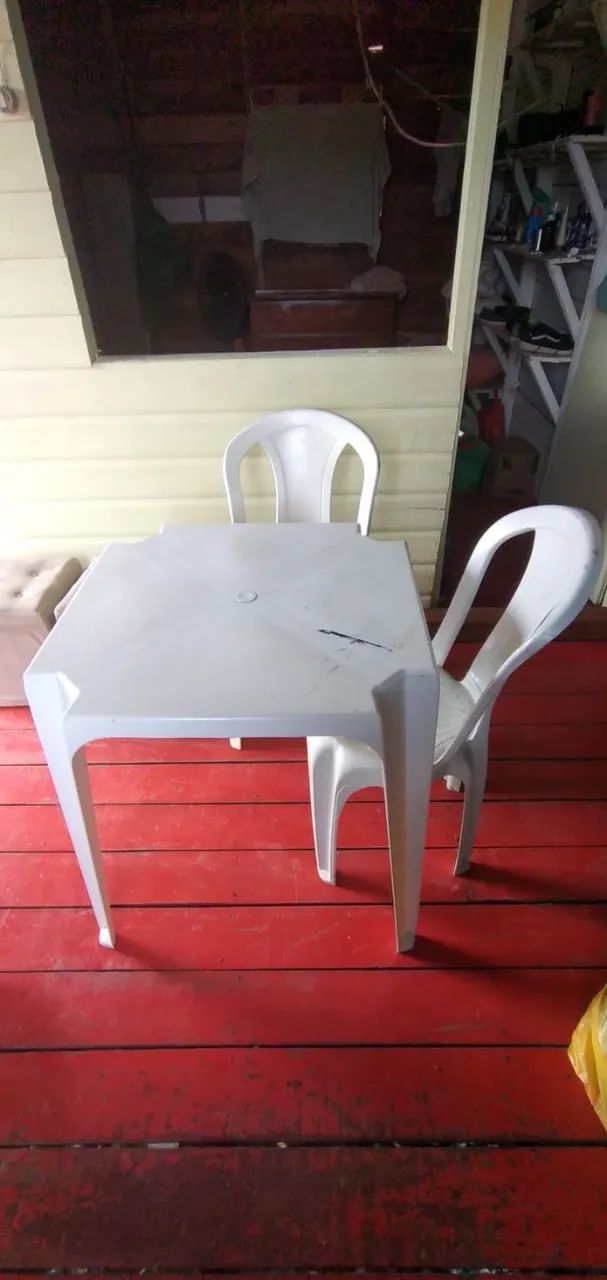 VENDO MESA + 2 CADEIRAS + 2 PUFF (ASSENTO) - Foto 2