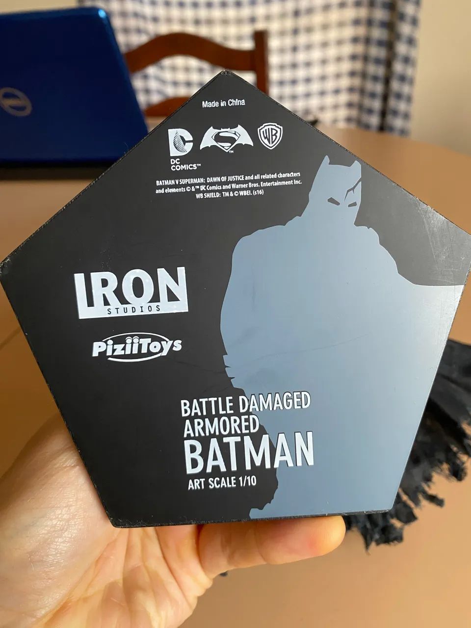 Estátua Iron Studio Batman battle damaged armares - Foto 2