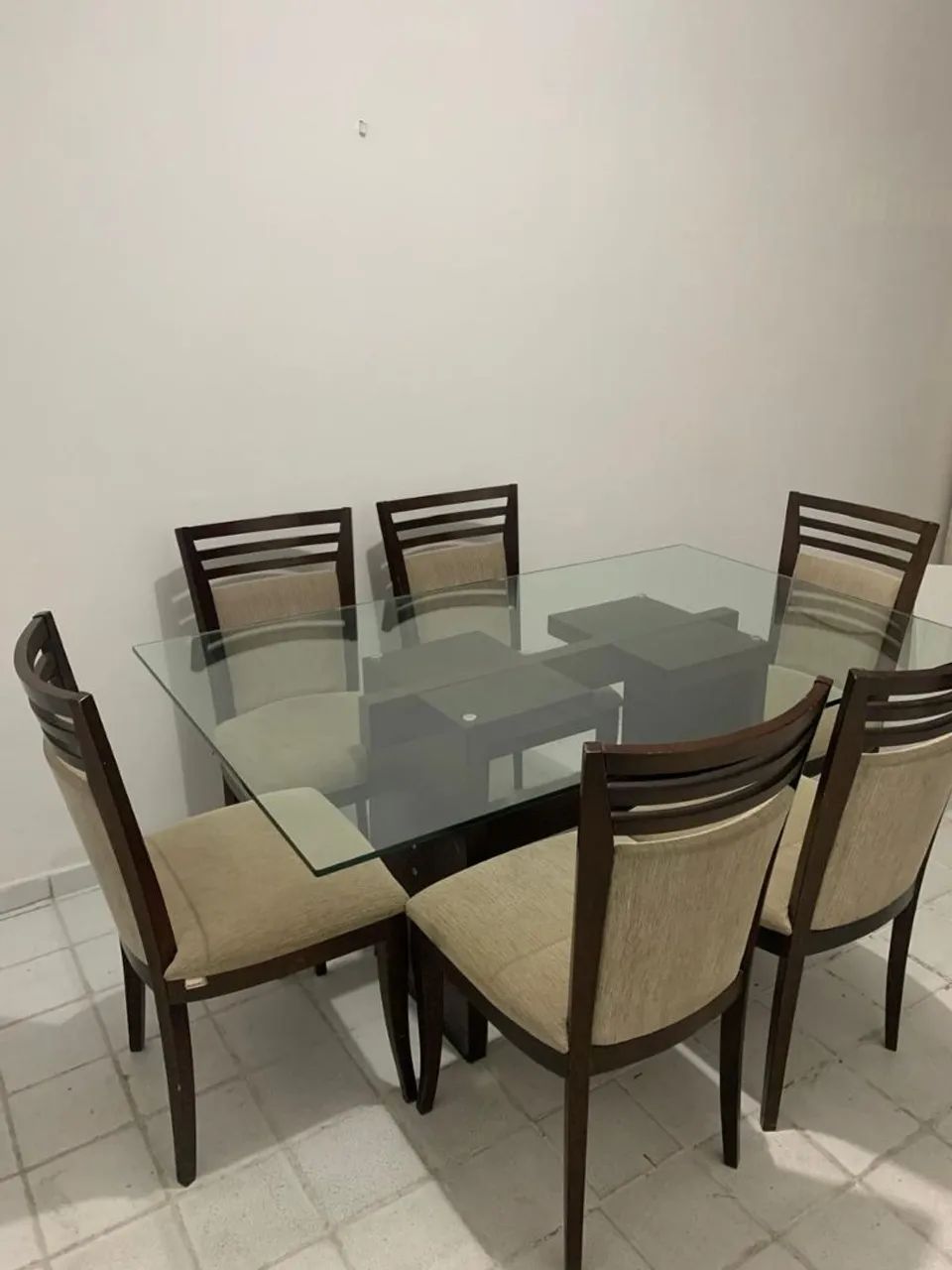 Mesa de jantar com tampo de vidro e 6 cadeiras - Foto 3