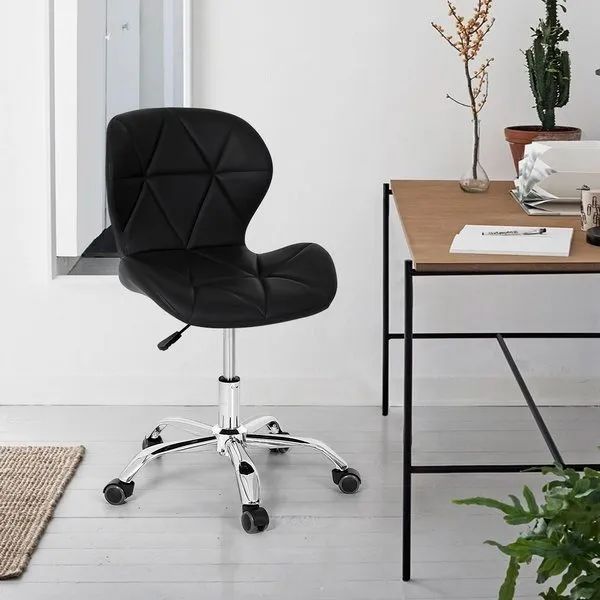 Cadeira Office Estofada Preta Base Cromada com Rodinhas
