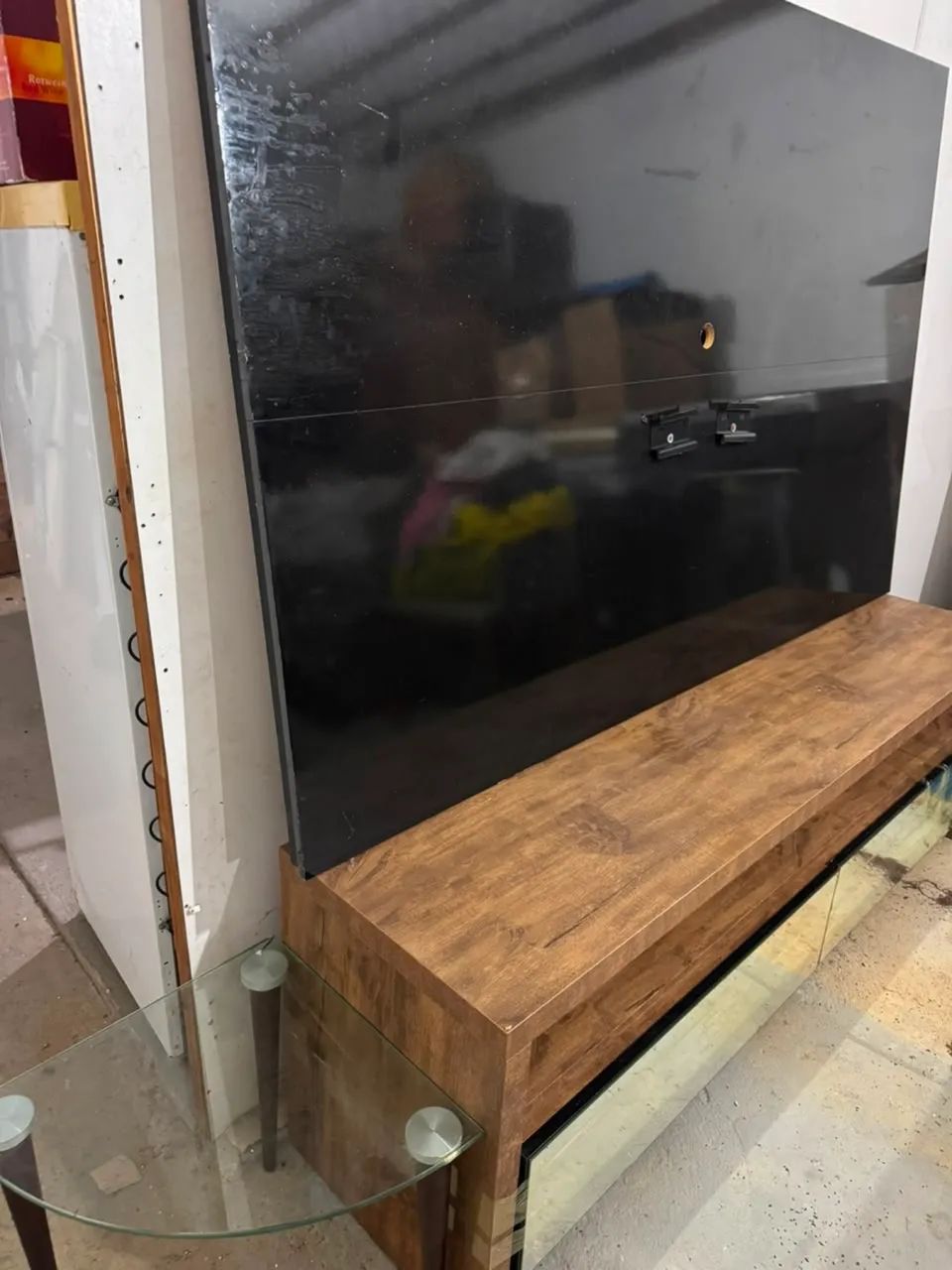 Painel de tv com rack acompanhado de mesa de canto