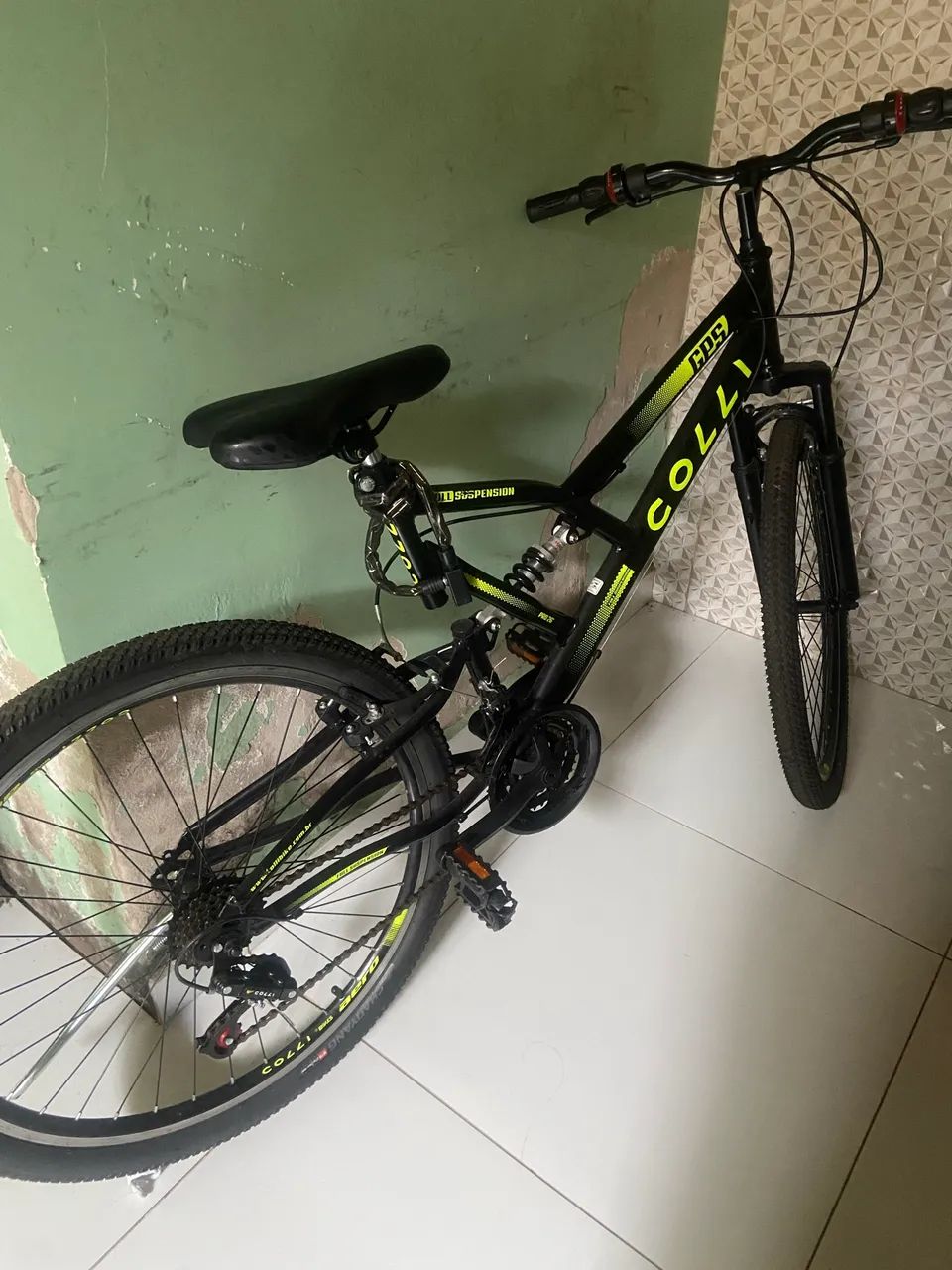 Vende-se bicicleta na cor preta cm verde  - Foto 2