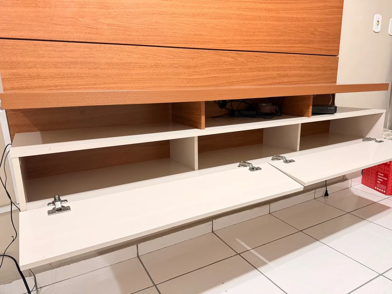 Painel de TV com Rack Suspenso - Madeira/off white - Foto 2