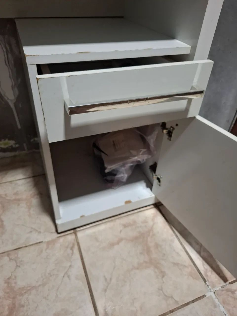 Escrivaninha de escritório com gaveteiro. - Foto 4