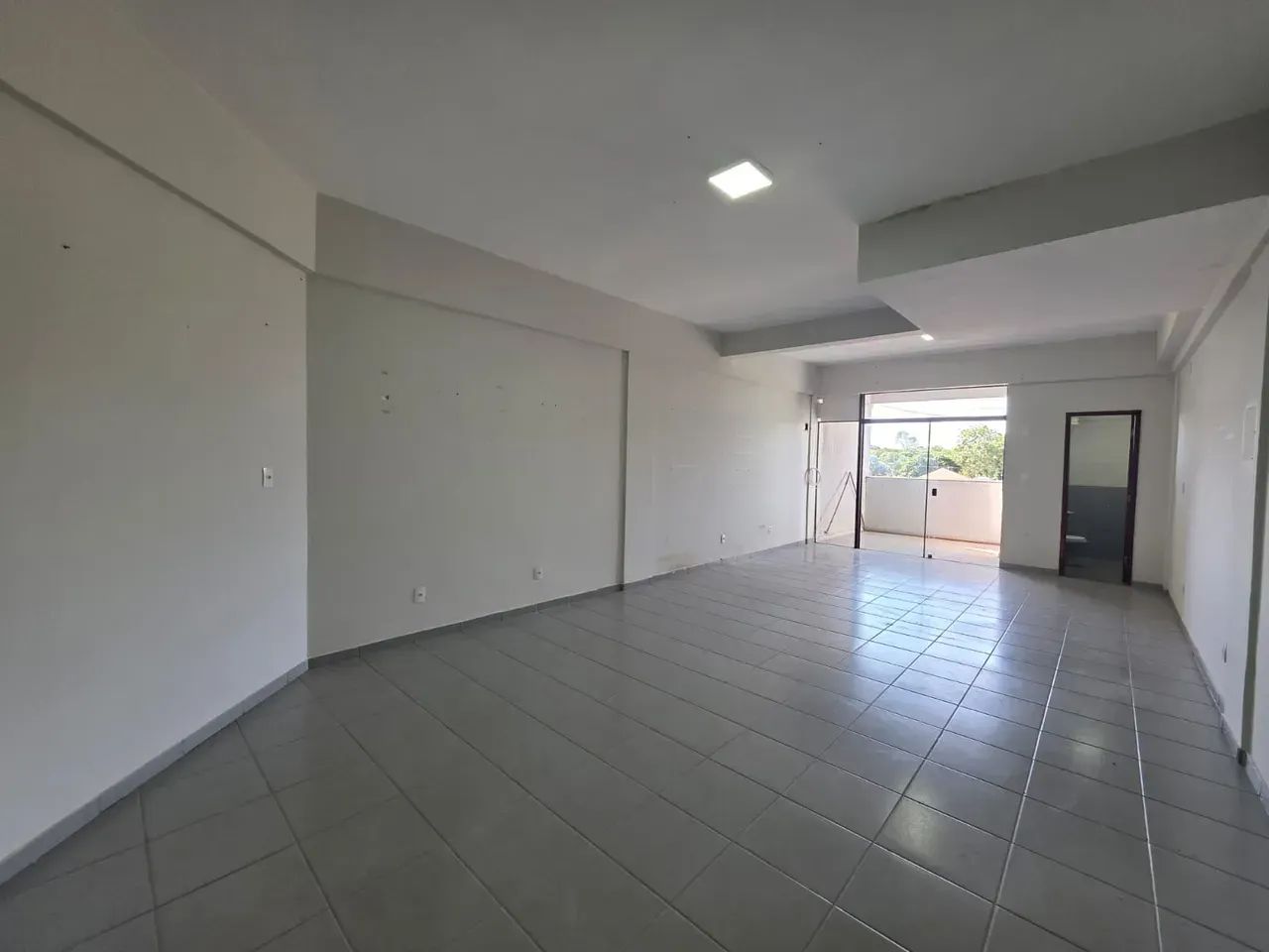 Sala comercial 42 m² com banheiro mais água incluso - Centro