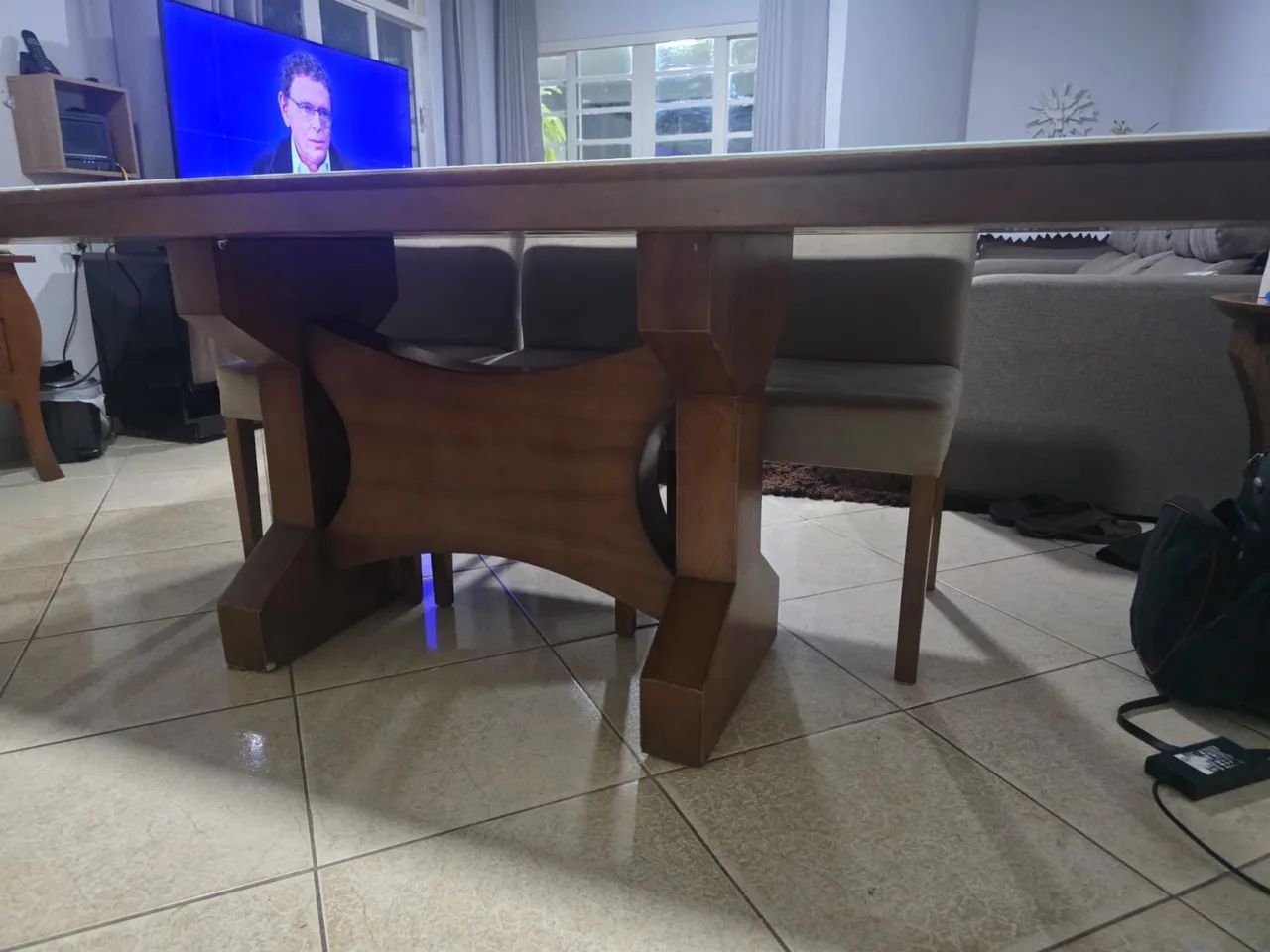 Vendo  mesa 2,10x1,10 Com 06 cadeiras  Com detalhes de uso - Foto 4