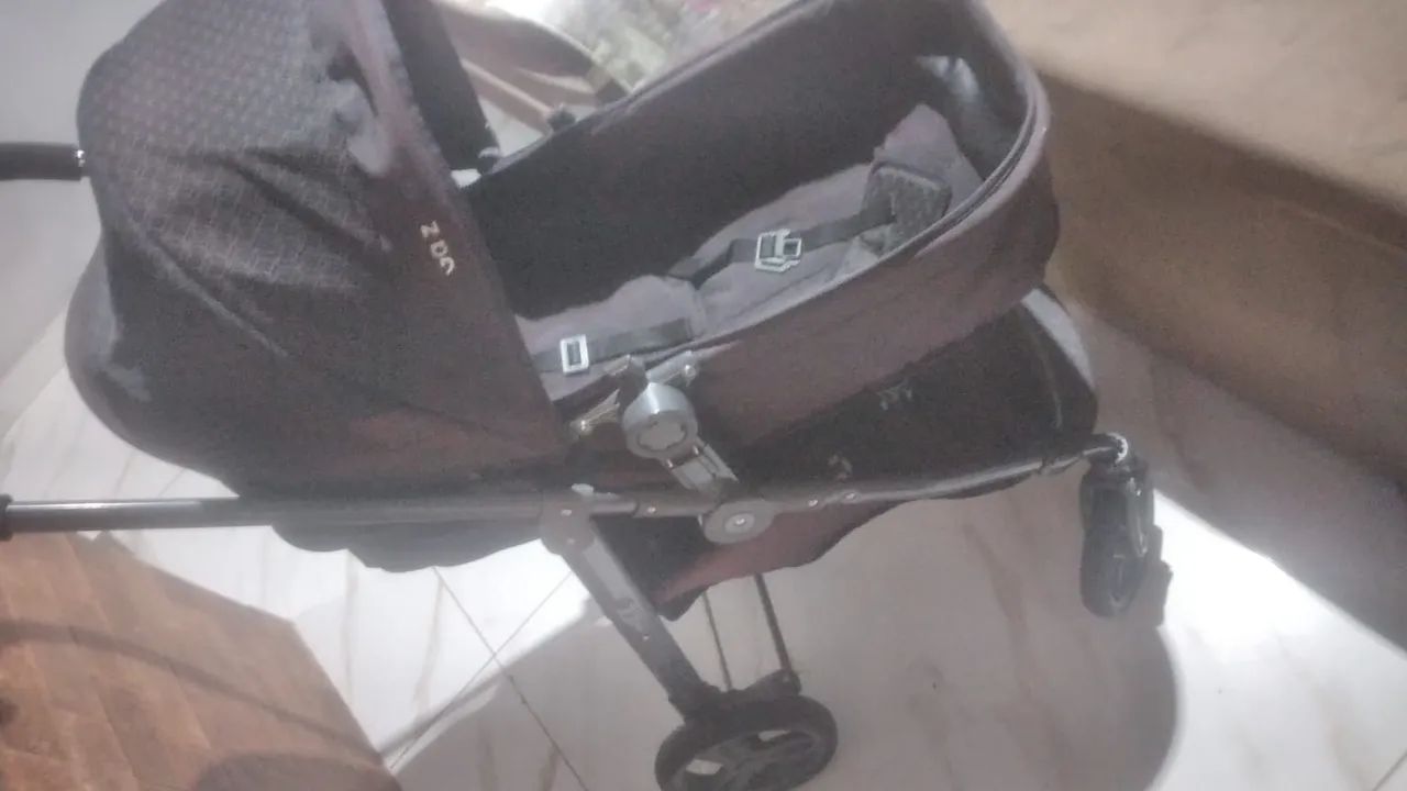 Carrinho de bebê preto. - Foto 2